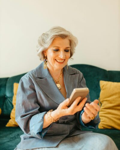 Les seniors s’approprient le numérique ! Cette femme élégante incarne la génération des Silver Surfers, ces mamies connectées qui surfent sur Internet avec aisance et style.