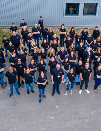 Equipe-La-Ruche-Logistique Photo de l'équipe La Ruche Logistique et Viticolis devant l'entrepot